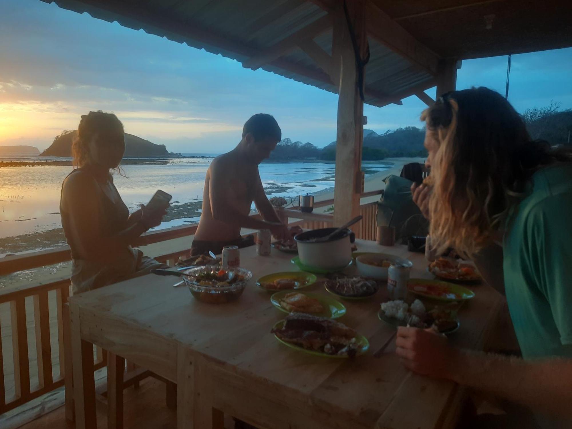 Boneputeh Homestay Taliwang Esterno foto